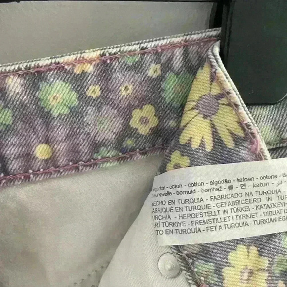 ZARA Floral High Waisted Denim 70s Shorts Lilac, Size US 4 (EU 36) - Picture 3 of 9